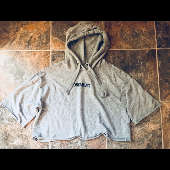 H&M Tops - 💕H&M cropped sweater - half sleeve💕